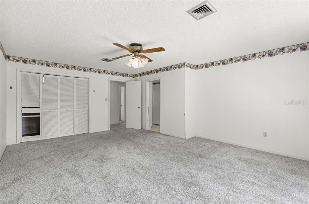 合同活跃: $398,400 (2 贝兹, 2 浴室, 2317 平方英尺)