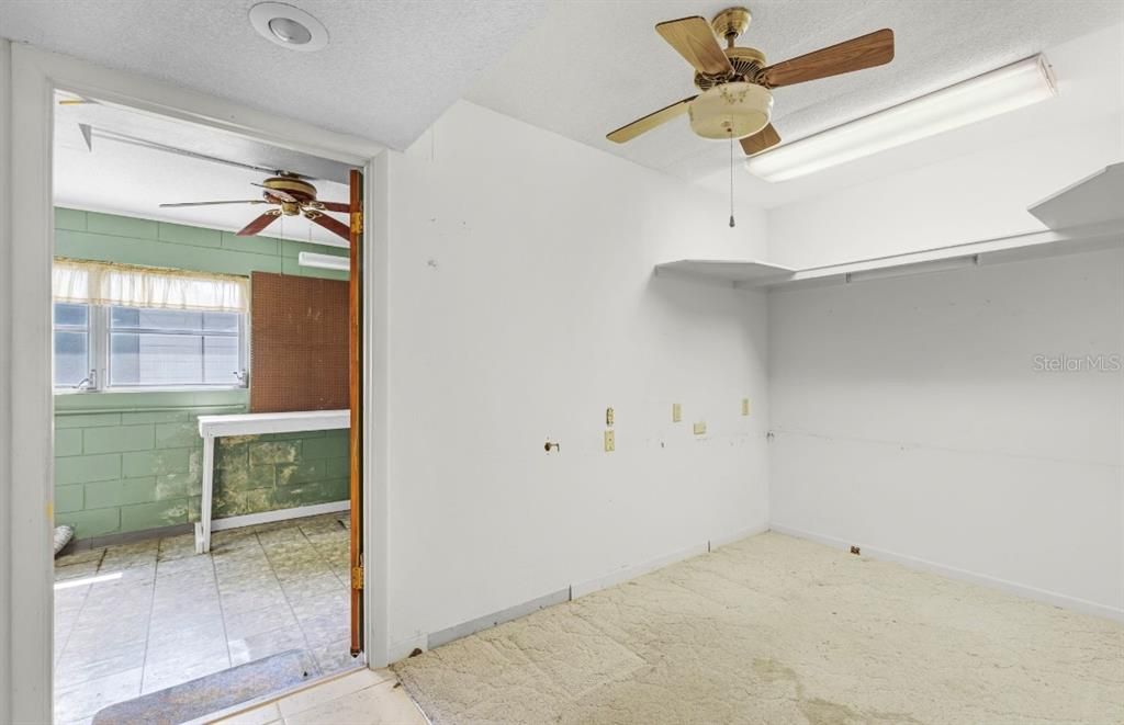 合同活跃: $398,400 (2 贝兹, 2 浴室, 2317 平方英尺)