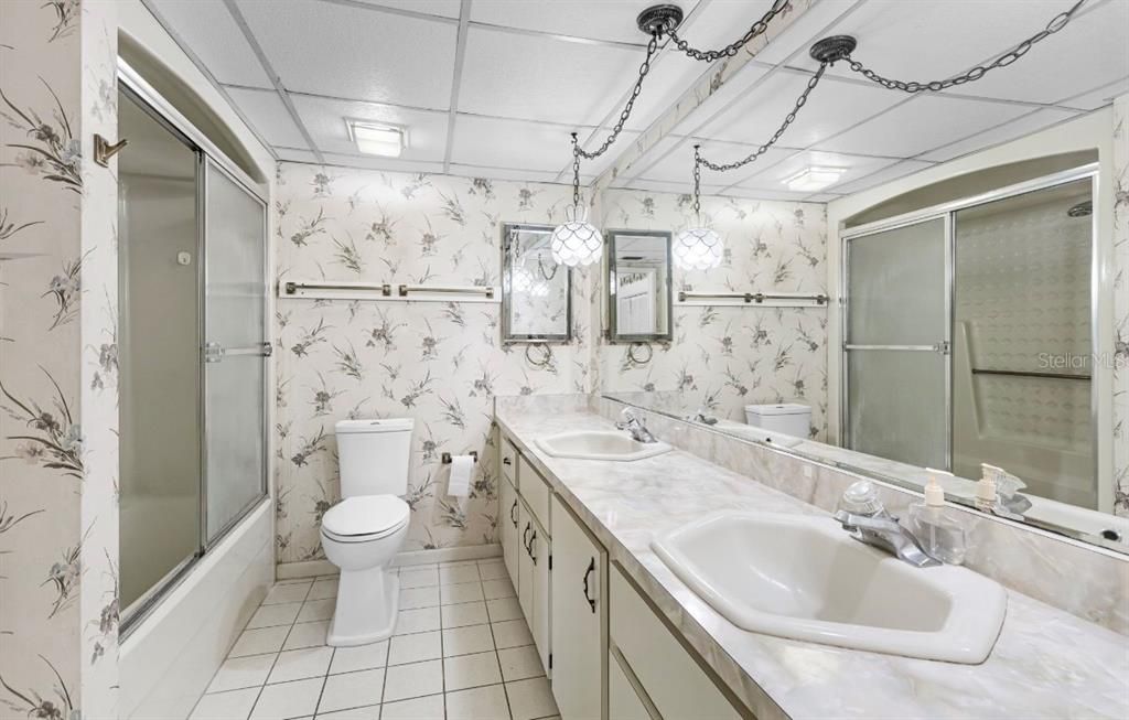 合同活跃: $398,400 (2 贝兹, 2 浴室, 2317 平方英尺)