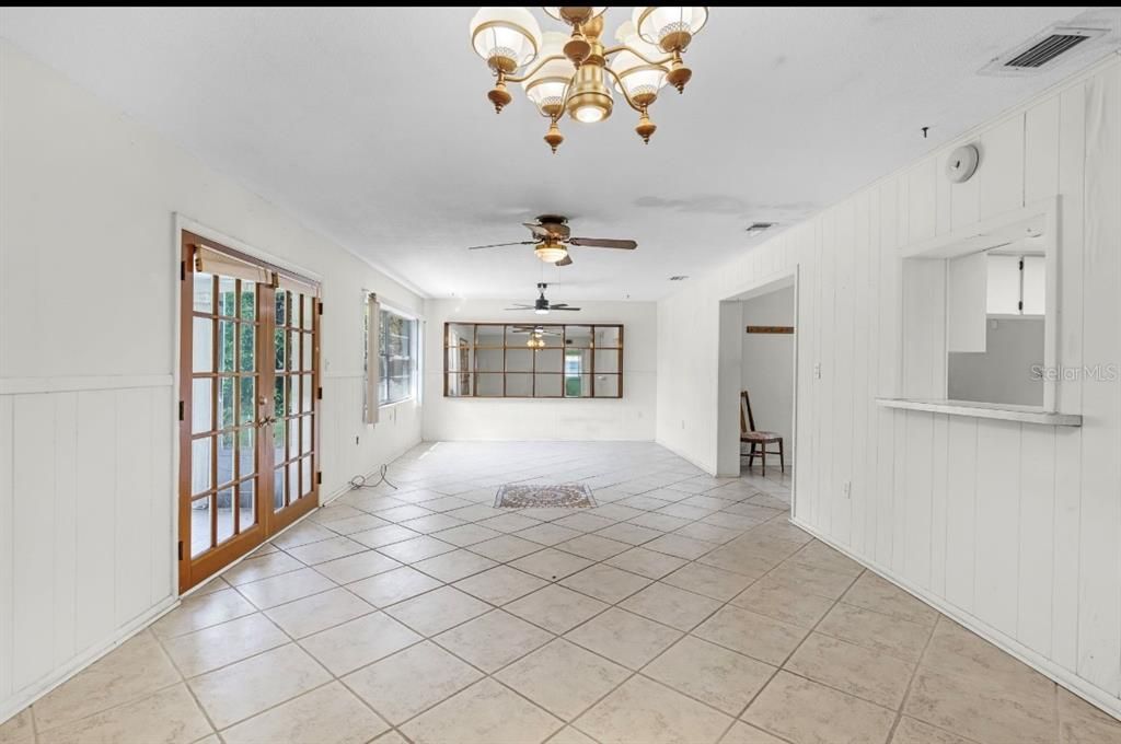 合同活跃: $398,400 (2 贝兹, 2 浴室, 2317 平方英尺)