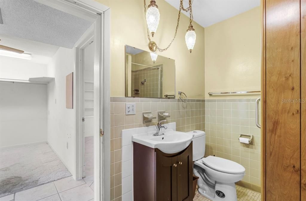 合同活跃: $398,400 (2 贝兹, 2 浴室, 2317 平方英尺)