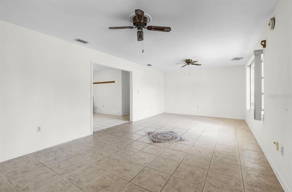 合同活跃: $398,400 (2 贝兹, 2 浴室, 2317 平方英尺)