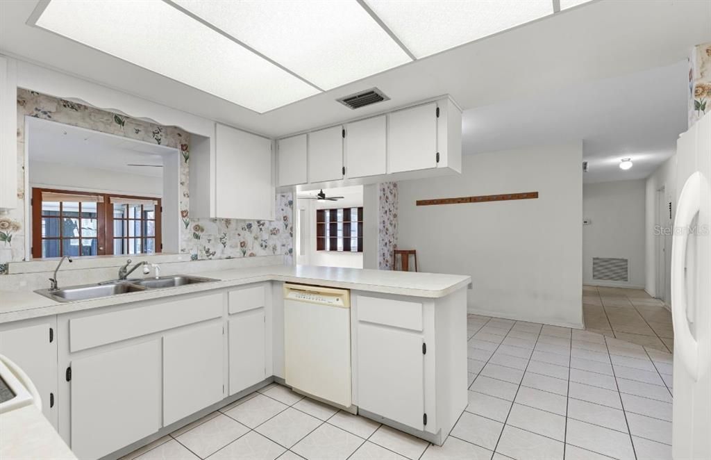 合同活跃: $398,400 (2 贝兹, 2 浴室, 2317 平方英尺)