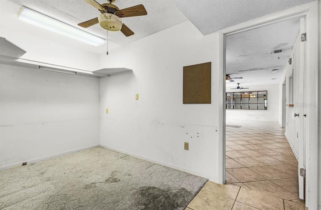 合同活跃: $398,400 (2 贝兹, 2 浴室, 2317 平方英尺)