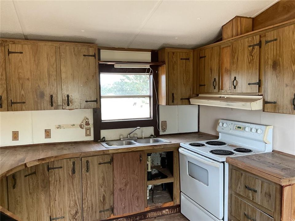 For Sale: $250,000 (3 beds, 2 baths, 924 Square Feet)