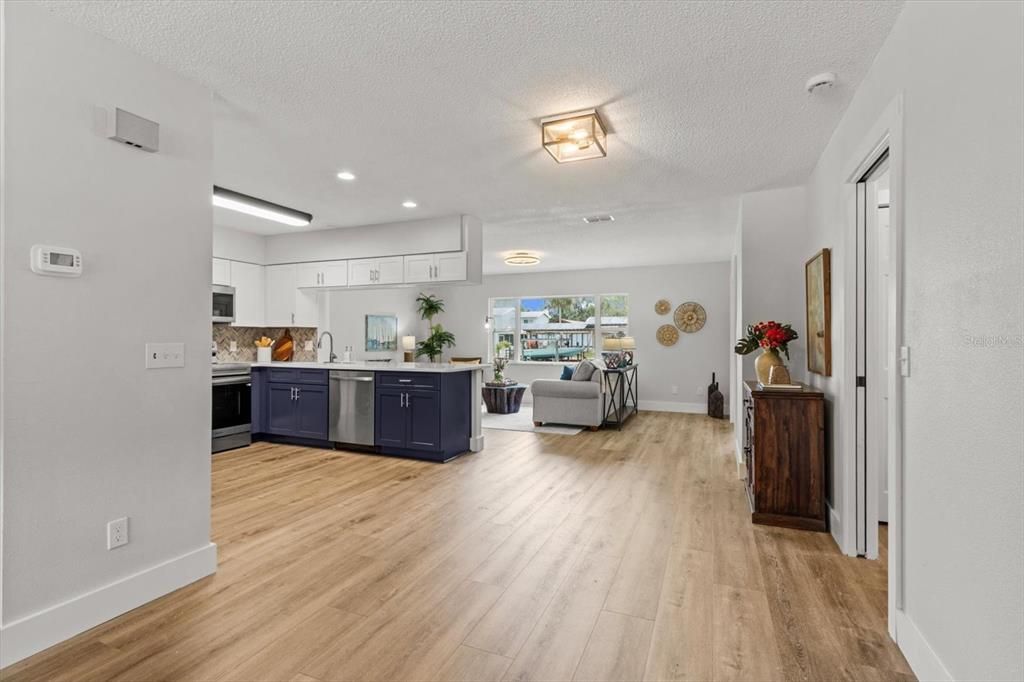 Active With Contract: $399,999 (2 beds, 2 baths, 1498 Square Feet)