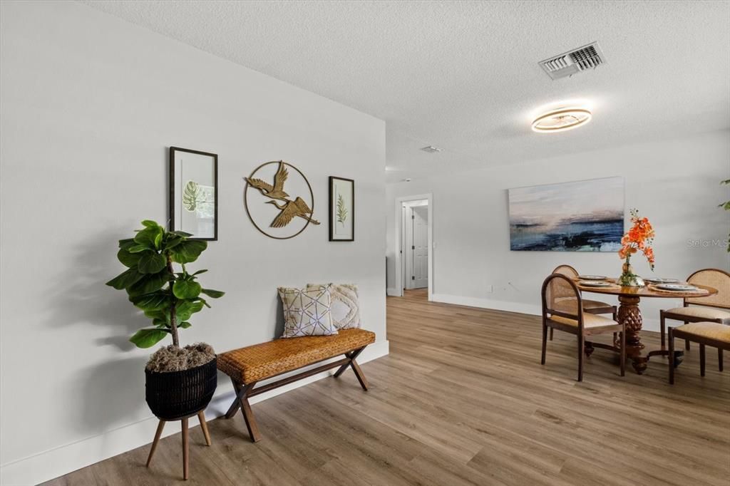 Active With Contract: $399,999 (2 beds, 2 baths, 1498 Square Feet)