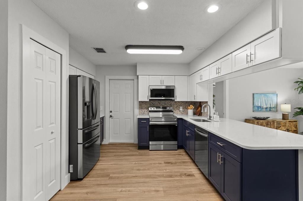 Active With Contract: $399,999 (2 beds, 2 baths, 1498 Square Feet)