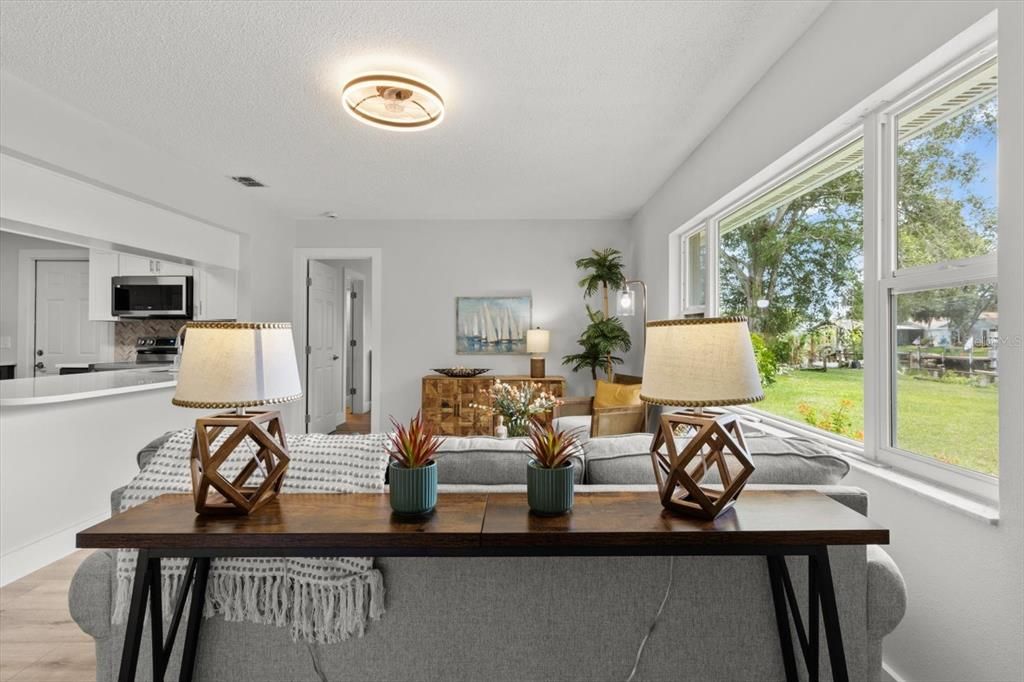 Active With Contract: $399,999 (2 beds, 2 baths, 1498 Square Feet)