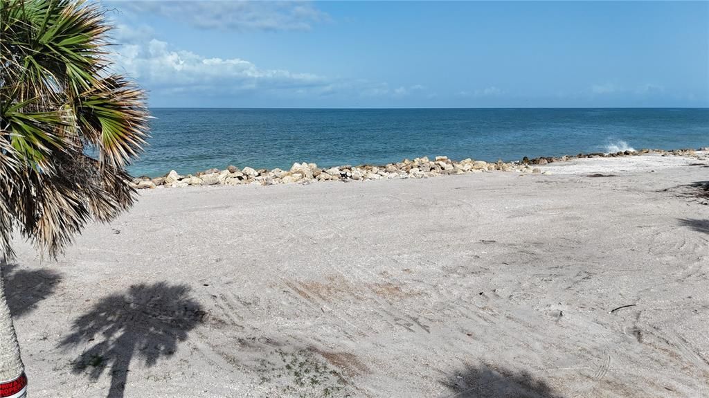 На продажу: $2,200,000 (0.66 acres)