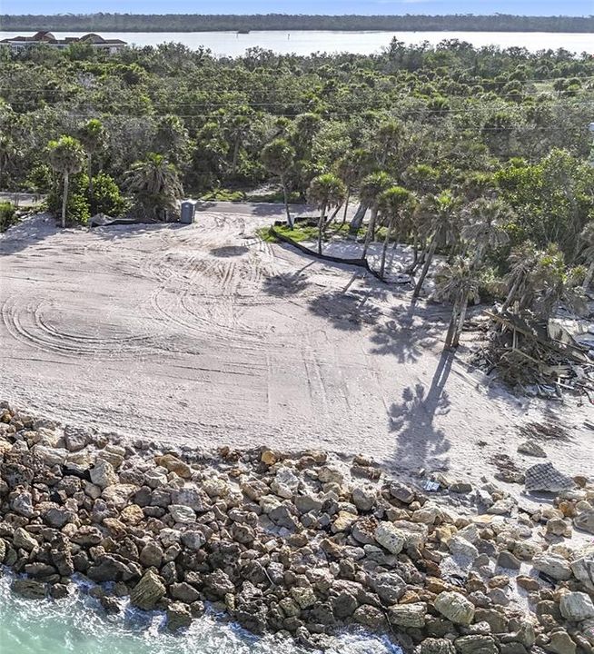 На продажу: $2,200,000 (0.66 acres)