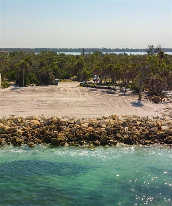 На продажу: $2,200,000 (0.66 acres)