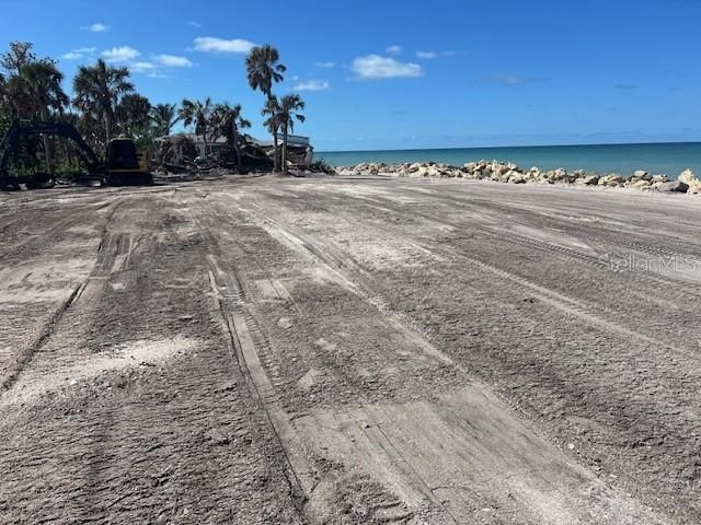 На продажу: $2,200,000 (0.66 acres)