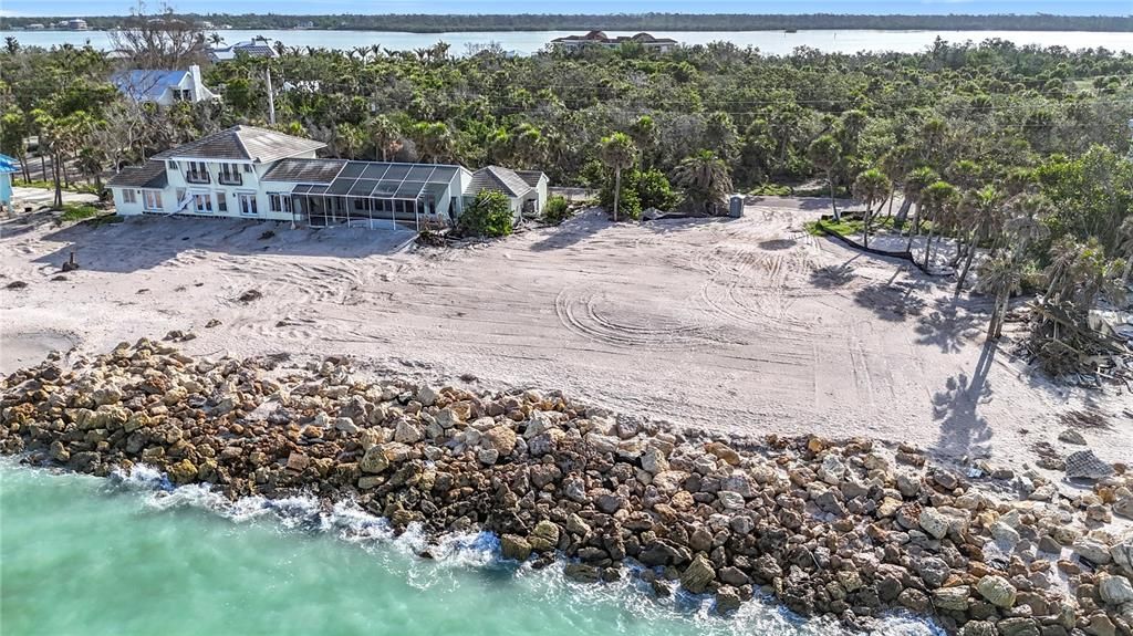 На продажу: $2,200,000 (0.66 acres)