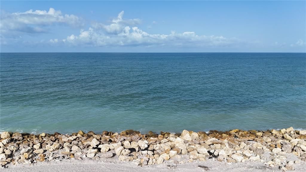 На продажу: $2,200,000 (0.66 acres)