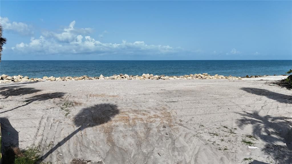 На продажу: $2,200,000 (0.66 acres)