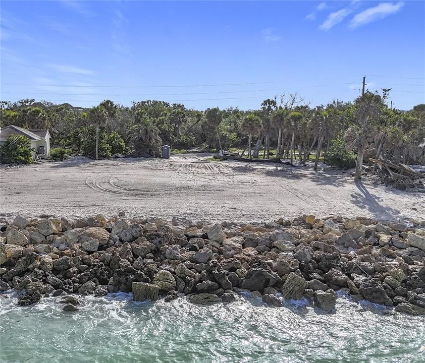 На продажу: $2,200,000 (0.66 acres)