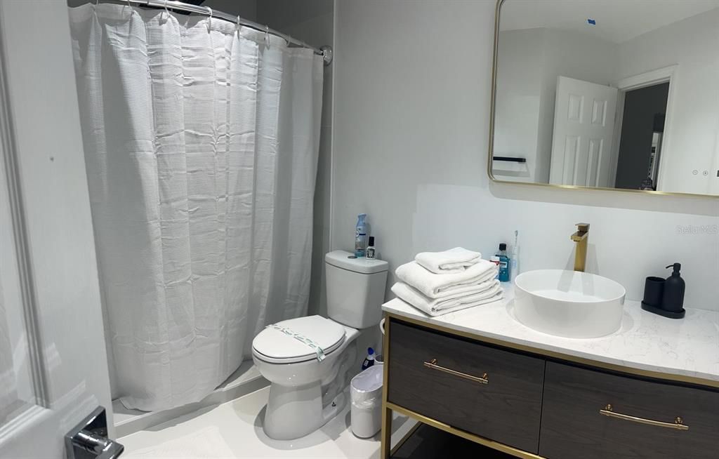 На продажу: $189,900 (2 спален, 2 ванн, 1034 Квадратных фут)