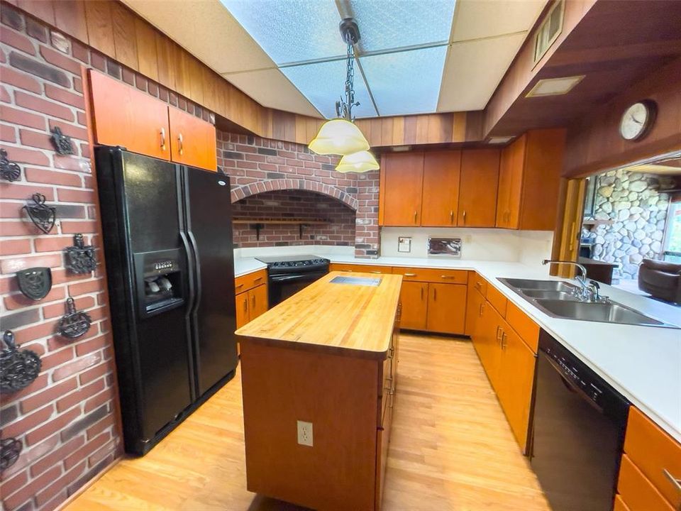 For Sale: $499,000 (3 beds, 3 baths, 2549 Square Feet)