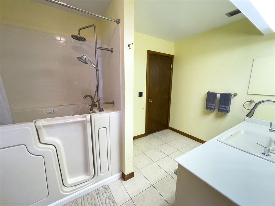 For Sale: $499,000 (3 beds, 3 baths, 2549 Square Feet)