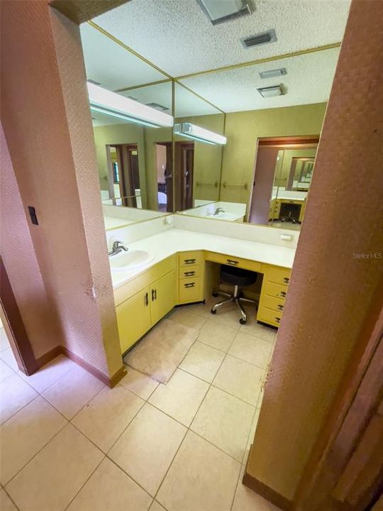 For Sale: $499,000 (3 beds, 3 baths, 2549 Square Feet)