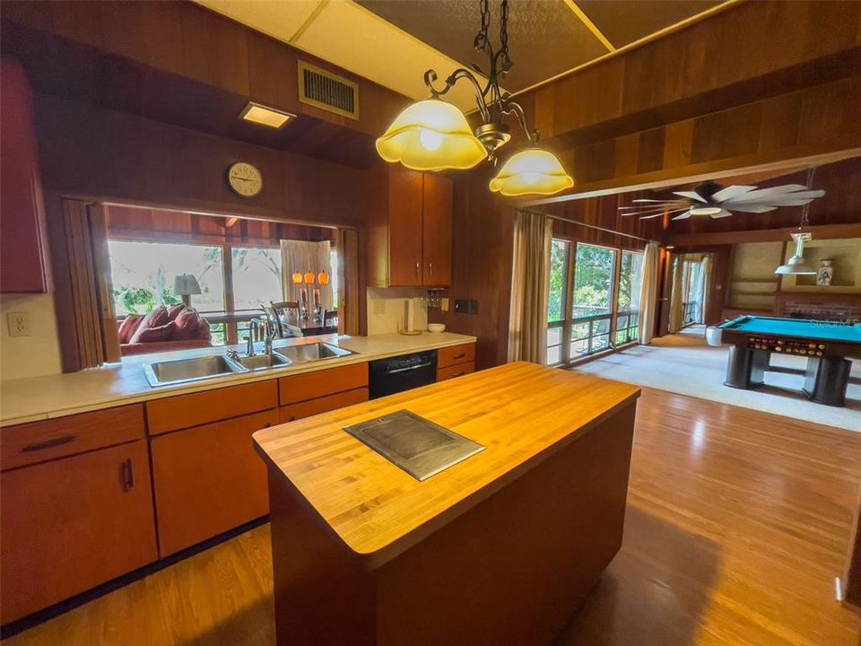 For Sale: $499,000 (3 beds, 3 baths, 2549 Square Feet)