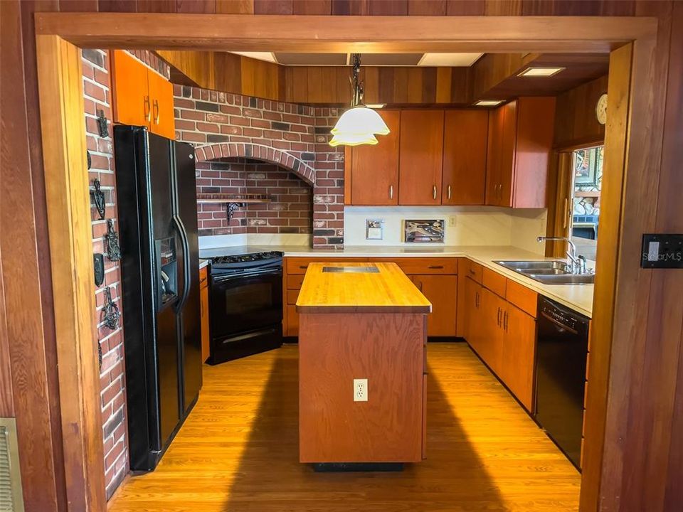 For Sale: $499,000 (3 beds, 3 baths, 2549 Square Feet)