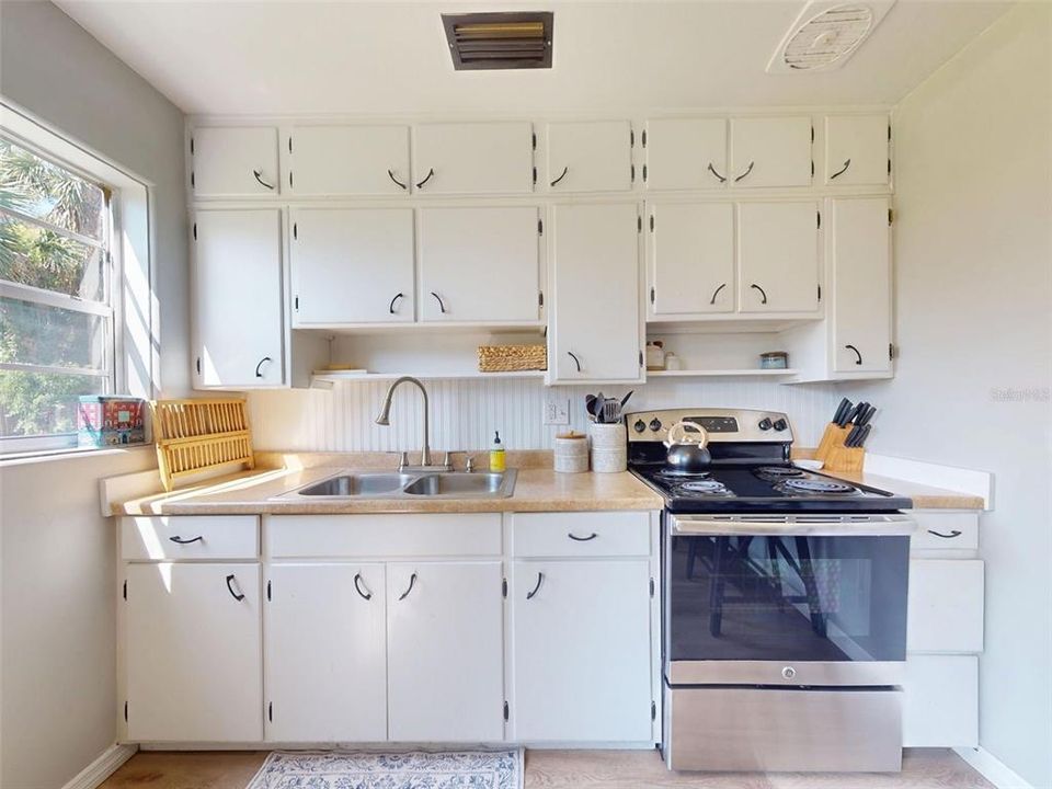 For Sale: $245,000 (3 beds, 1 baths, 990 Square Feet)