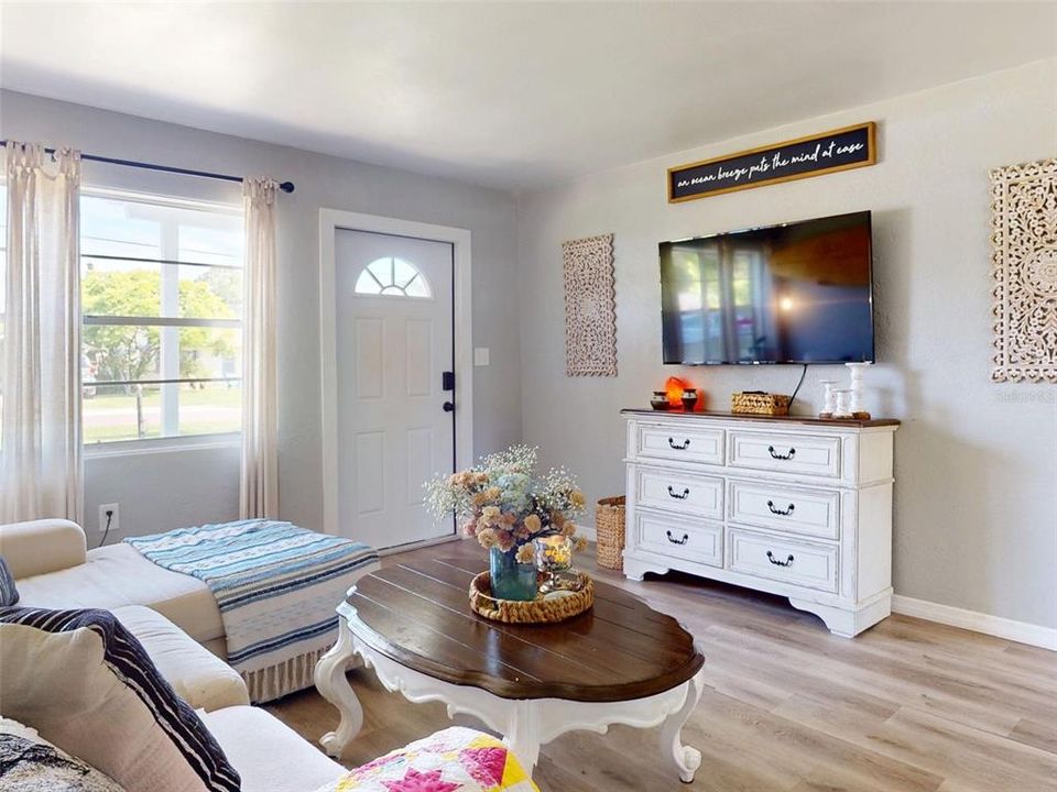 For Sale: $245,000 (3 beds, 1 baths, 990 Square Feet)