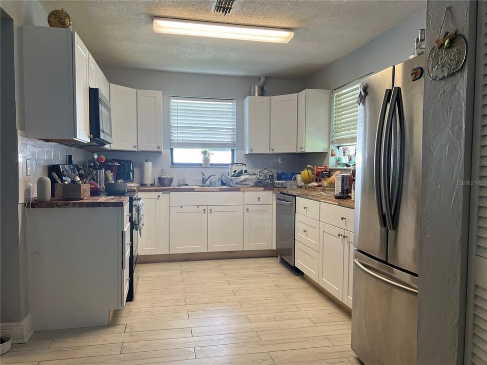 Active With Contract: $410,000 (3 beds, 3 baths, 2360 Square Feet)