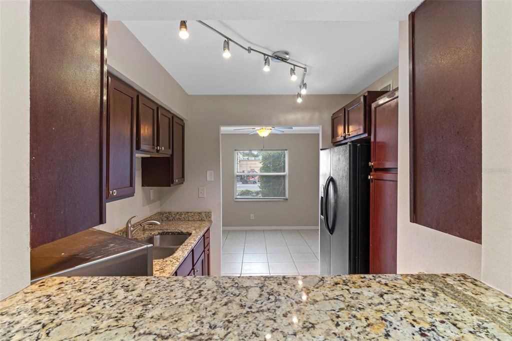 合同活跃: $109,900 (2 贝兹, 2 浴室, 1085 平方英尺)