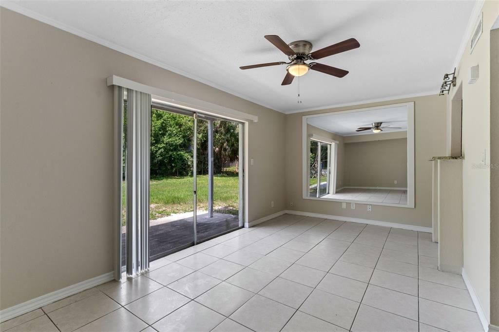 合同活跃: $109,900 (2 贝兹, 2 浴室, 1085 平方英尺)