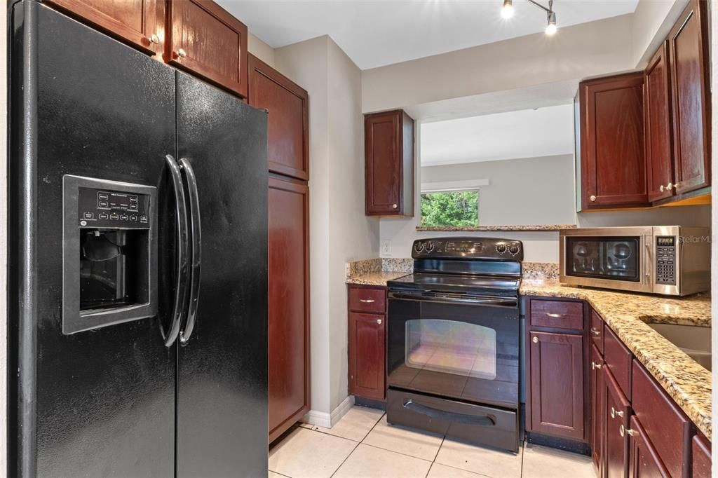 合同活跃: $109,900 (2 贝兹, 2 浴室, 1085 平方英尺)