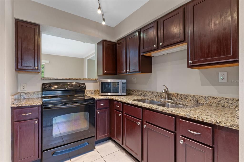 合同活跃: $109,900 (2 贝兹, 2 浴室, 1085 平方英尺)