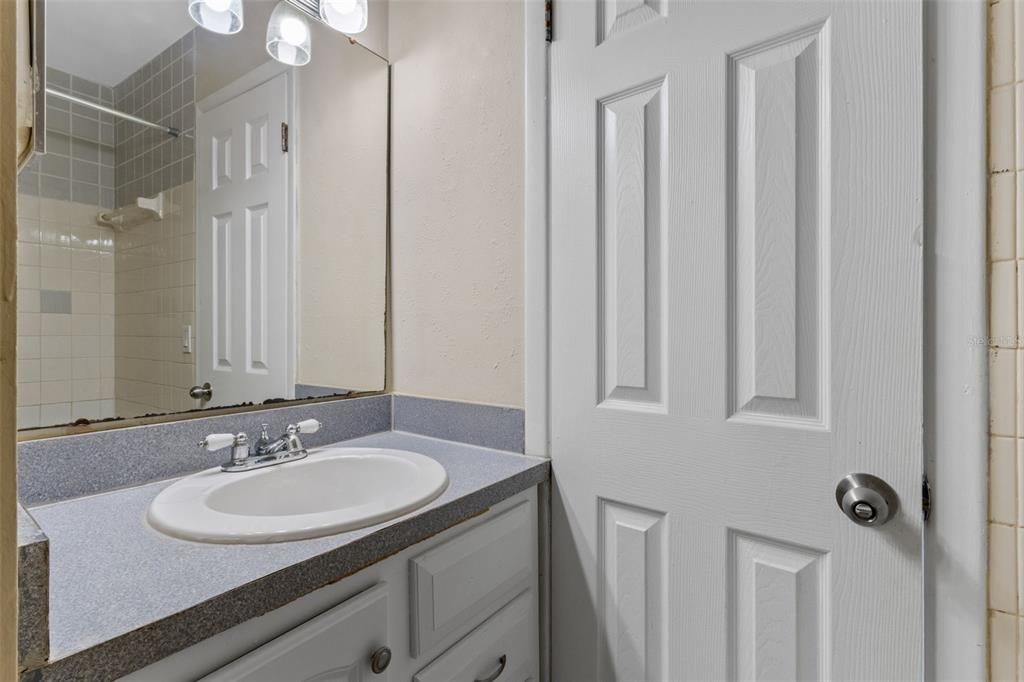 合同活跃: $109,900 (2 贝兹, 2 浴室, 1085 平方英尺)