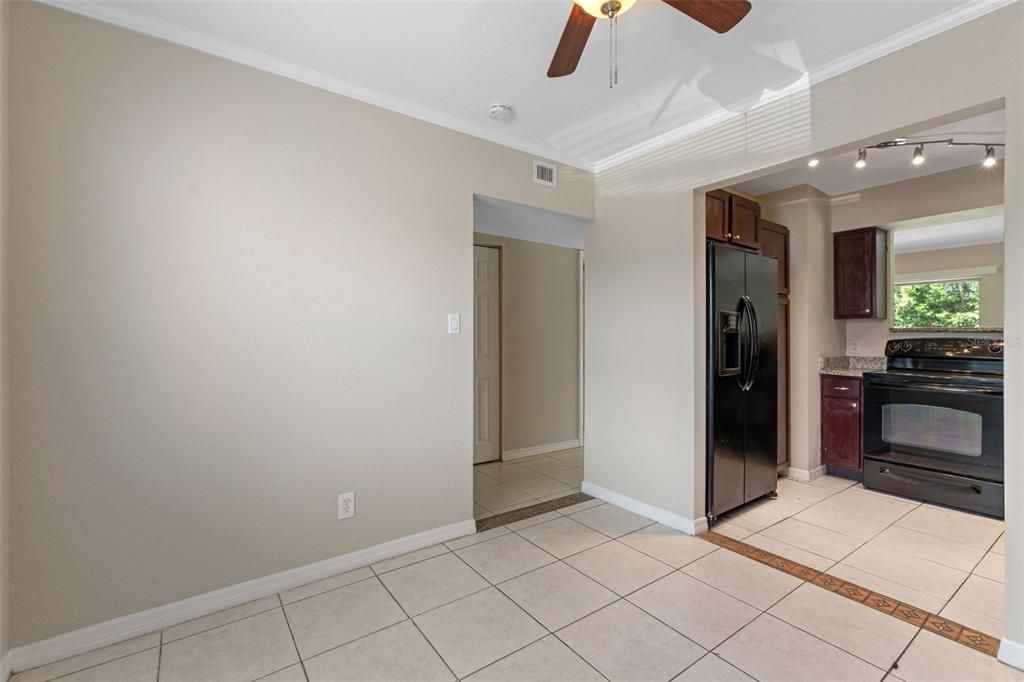 合同活跃: $109,900 (2 贝兹, 2 浴室, 1085 平方英尺)