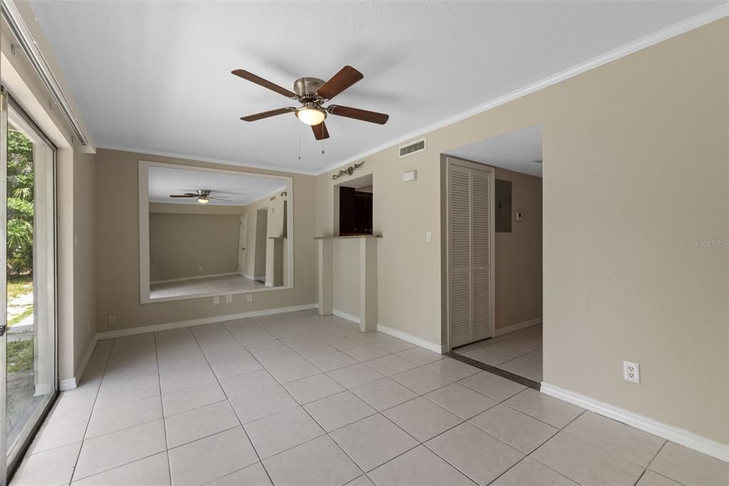 合同活跃: $109,900 (2 贝兹, 2 浴室, 1085 平方英尺)