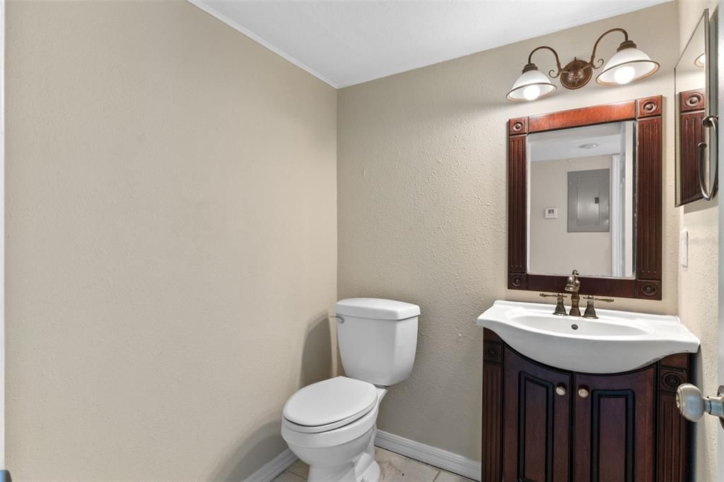 合同活跃: $109,900 (2 贝兹, 2 浴室, 1085 平方英尺)