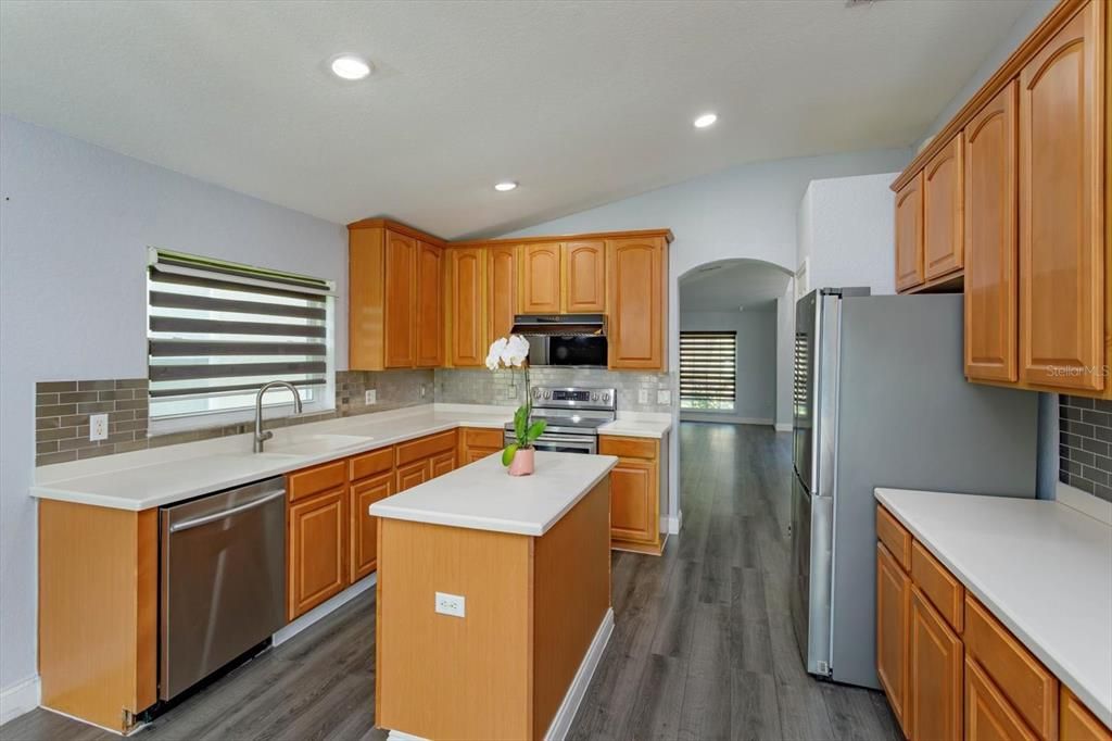 Под контрактом: $480,000 (3 спален, 2 ванн, 2039 Квадратных фут)