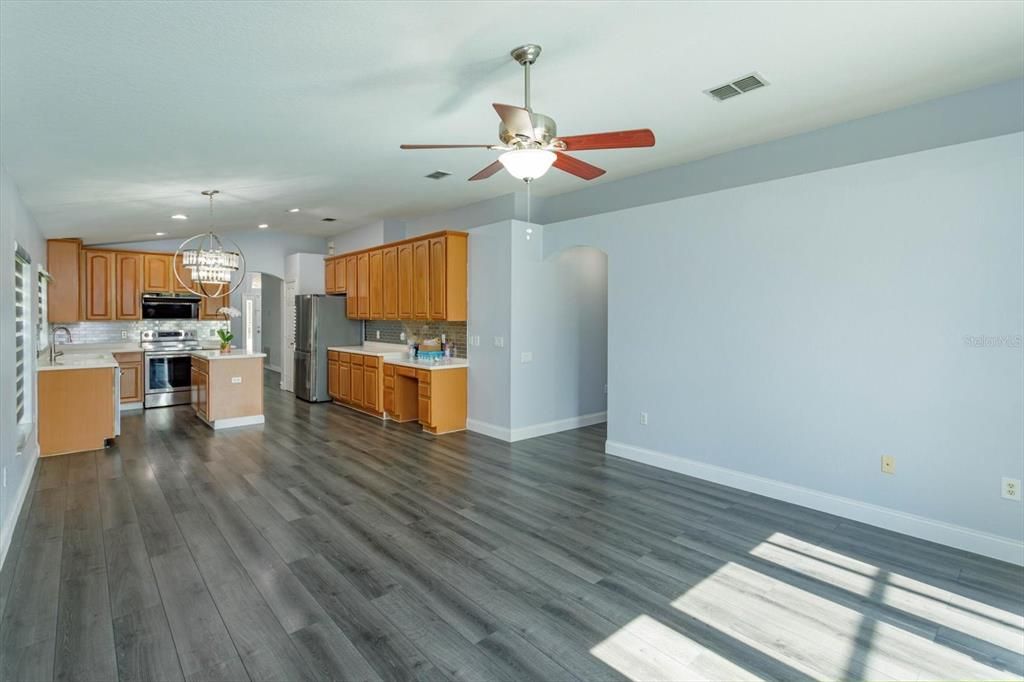 Под контрактом: $480,000 (3 спален, 2 ванн, 2039 Квадратных фут)