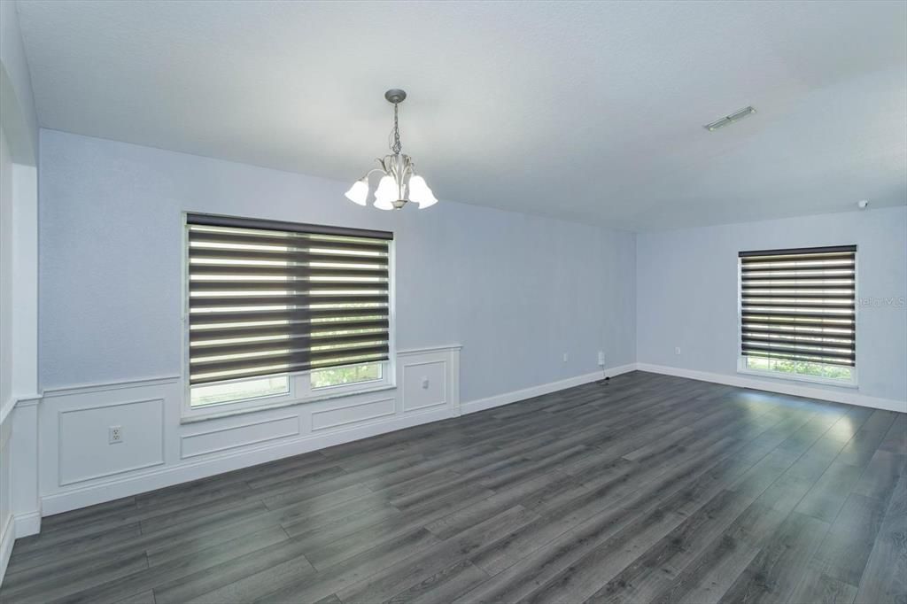 Под контрактом: $480,000 (3 спален, 2 ванн, 2039 Квадратных фут)