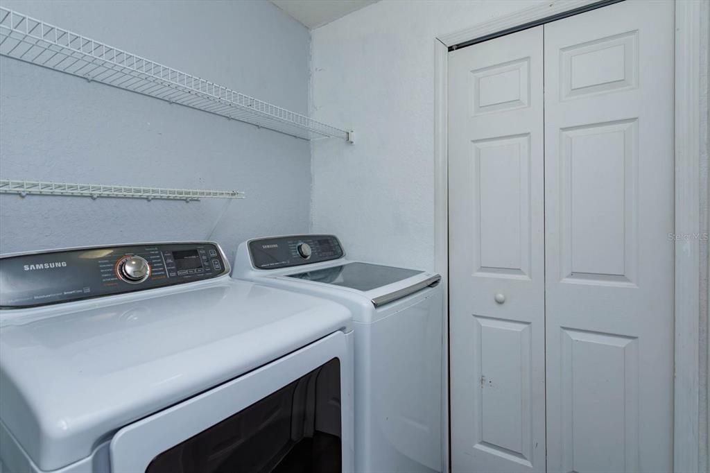 Под контрактом: $480,000 (3 спален, 2 ванн, 2039 Квадратных фут)