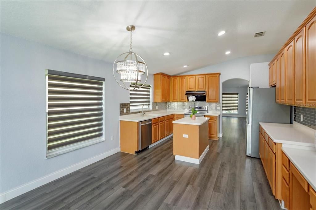 Под контрактом: $480,000 (3 спален, 2 ванн, 2039 Квадратных фут)