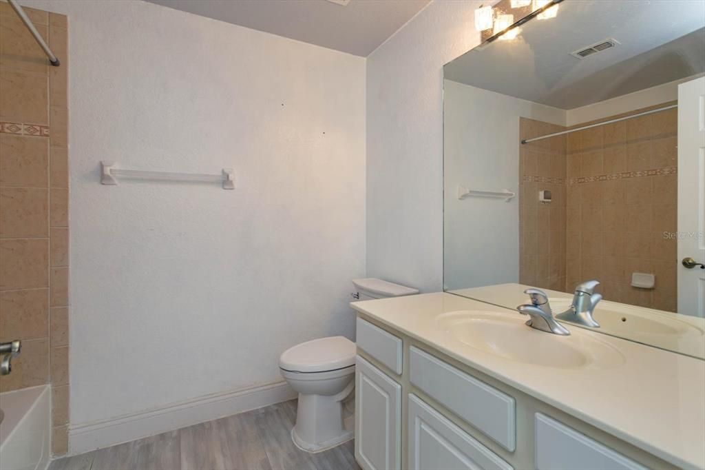 Под контрактом: $480,000 (3 спален, 2 ванн, 2039 Квадратных фут)