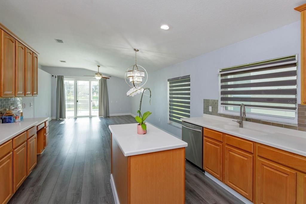 Под контрактом: $480,000 (3 спален, 2 ванн, 2039 Квадратных фут)