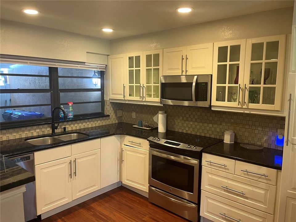 待售: $185,000 (2 贝兹, 2 浴室, 1691 平方英尺)