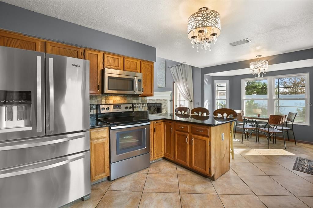 合同活跃: $465,000 (3 贝兹, 3 浴室, 2026 平方英尺)