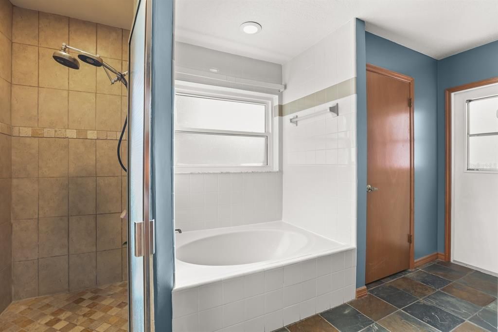 合同活跃: $465,000 (3 贝兹, 3 浴室, 2026 平方英尺)