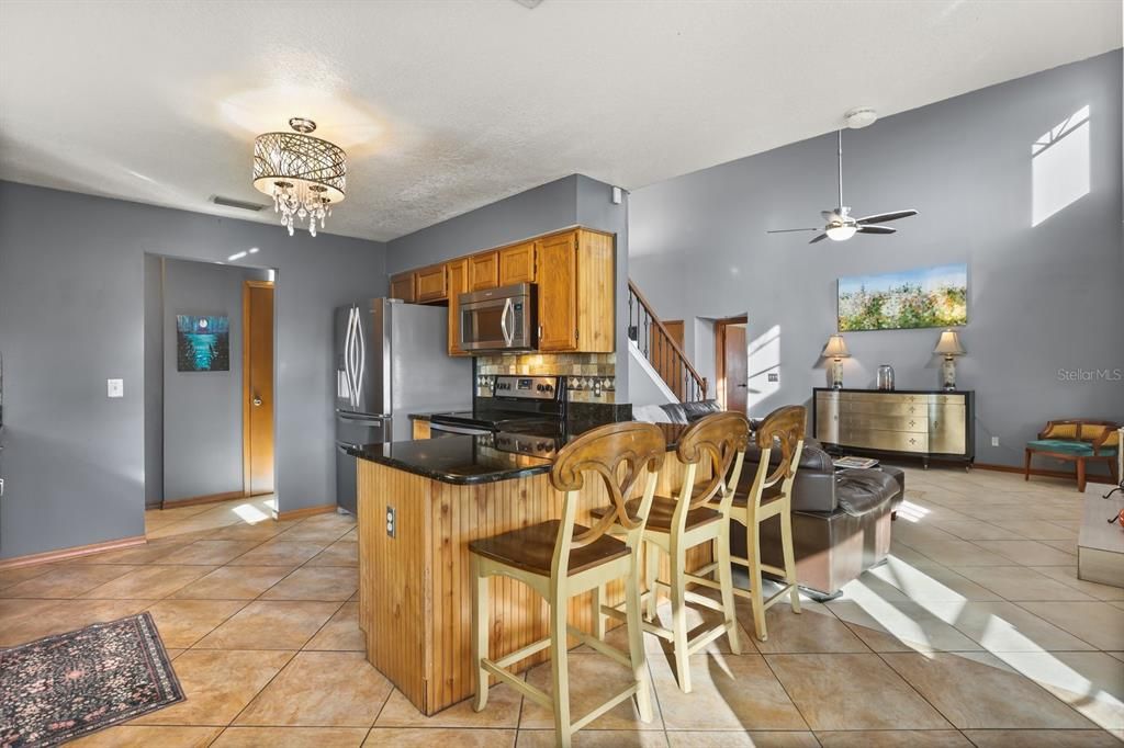 合同活跃: $465,000 (3 贝兹, 3 浴室, 2026 平方英尺)