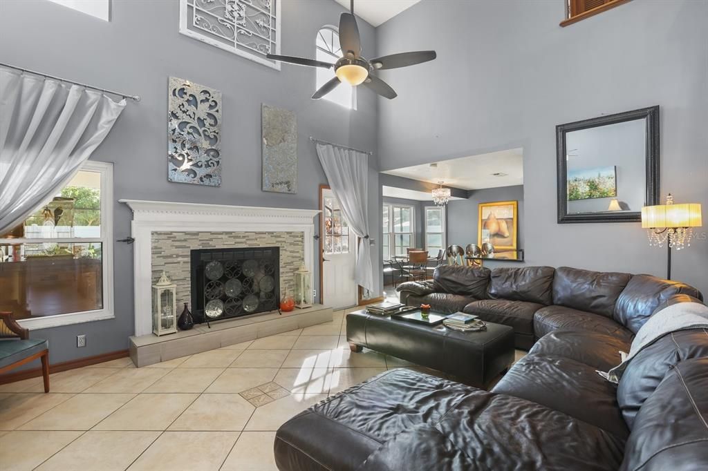 合同活跃: $465,000 (3 贝兹, 3 浴室, 2026 平方英尺)